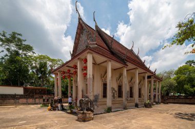 Chachoengsao, Tayland, 14 Ağustos 2022: Wat Saman Rattanaram, Kilisenin (Budist Tapınağı) dışında.