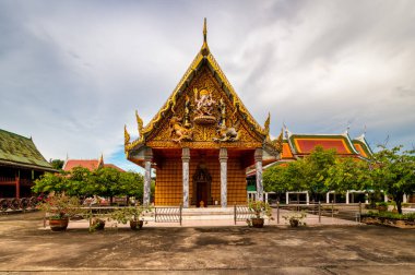 Bangkok, Tayland, 21 Ağustos 2022 Wat Thongna Plang. Kilisenin (Budist tapınağı) dışında..