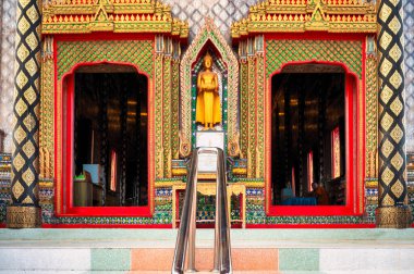 Samut Sakhon, Tayland 19 Kasım 2022. Wat Rat Sattha Tham (Wat Pak Khwae) Srinagar halkı tarafından saygı duyulan bir tapınak olarak kabul edilir..