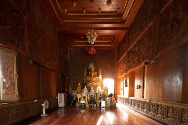 Samut Sakhon, Tayland 19 Kasım 2022. Wat Pakbo 'da. 140 yıllık eski bir tapınak, Mon halkı için dini törenler için popüler bir tapınak.