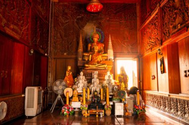 Samut Sakhon, Tayland 19 Kasım 2022. Wat Pakbo 'da. 140 yıllık eski bir tapınak, Mon halkı için dini törenler için popüler bir tapınak.