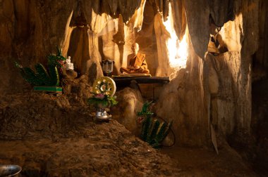 Rayong, Tayland, 4 Aralık 2022. Wat Tham Khao Prathun. Çok güzel bir yer. İnanılmaz doğa mağarası ve Budizm tapınağı..