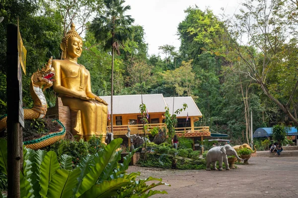 Rayong, Tayland, 4 Aralık 2022. Wat Tham Khao Prathun. Çok güzel bir yer. İnanılmaz doğa mağarası ve Budizm tapınağı..