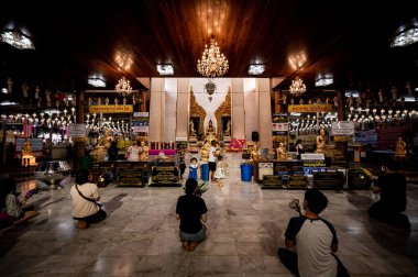 Nakhon Pathom, 11 Mart 2023. Wat Rai Khing, 1791 yılında inşa edilmiş bir sivil manastır, Buda 'nın imajı, Lanna Thai ve Lan Chang zanaatkarları tarafından yapıldığı düşünülen Chiang Saen tarzını içerir..