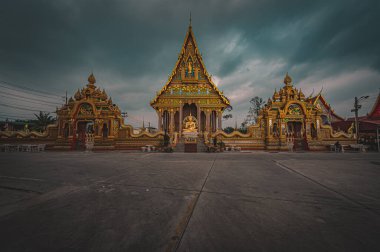 Chonburi, 12 Mart 2023. Wat Huay Yai, Budist tapınağı. Erdem seremonileriyle, süslü tapınaklarıyla, yaldızlı heykelleriyle ve stupalarıyla ünlüdür..