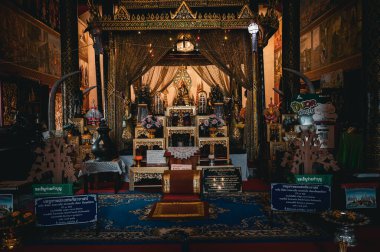 Uttaradit, 25 Mart 2023. Wat Phra Thaen Sila 'da dikdörtgen şeklinde bir vaaz platformunun temelinde kutsal nilüfer yapraklarıyla desenlendirilmiş.