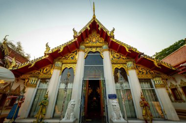 Uttaradit, 25 Mart 2023. Wat Phra Thaen Sila 'da dikdörtgen şeklinde bir vaaz platformunun temelinde kutsal nilüfer yapraklarıyla desenlendirilmiş.