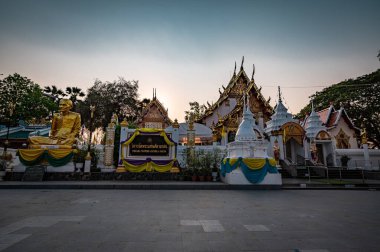 Uttaradit, 25 Mart 2023. Wat Phra Thaen Sila 'da dikdörtgen şeklinde bir vaaz platformunun temelinde kutsal nilüfer yapraklarıyla desenlendirilmiş.
