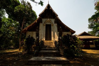 Uttaradit, 26 Mart 2023. Wat Don Sak Laplae bölgesinde, Uttaradit şehir merkezinin yaklaşık 9 kilometre kuzeybatısında yer almaktadır. Tapınağın viharn 'ı sessiz, sakin bir yamaçta bulunuyor. Binanın yaşı bilinmemekle birlikte, geçmişten kalma olabilir