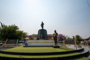 Uttaradit, 27 Mart 2023. Sözcük Pichai Kırık Kılıç, Tayland 'ın önemli savaşçılarının heykeli, manevi dayanak noktası ve ibadet için yaratılmıştır..