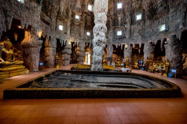 Zincir, 17 Nisan 2023. Wat Klai Kangwon (Wat Khao Sarapatdee Sri Charoentham), Lop Buriera 'ya dayanan antik bir tapınak (9.-12. yüzyıl), WatKlaiKangwon bir süreliğine terk edildi fakat daha sonra 1967 yılında büyük restorasyonlardan geçti..