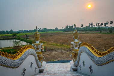 Lopburi, 17 Nisan 2023. Wat Phra Nang Chamadevi, dingin ve sakin bir ortam. Sevimli insanlar. Tayland kırsalının el değmemiş manzarası.