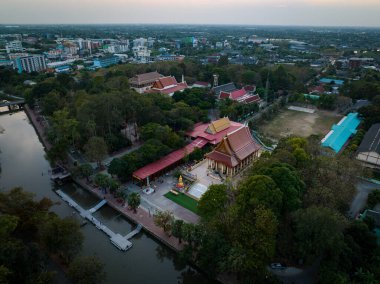 Nakhon Pathom, Şubat 04, 2023. Wat Wang Taku, tapınak kanalın yanında huzurlu görünüyor ve şehirden uzak olmayan bir meditasyon merkezi..