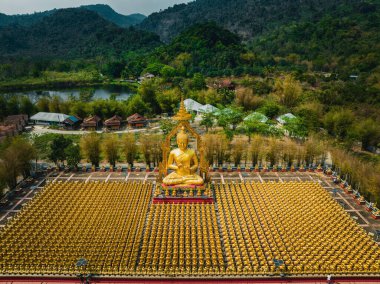 Nakhon Nayok, Mart 05, 2023. Makha Bucha Parkı, 1250 Buda heykeli Makhabucha 'ya tapıyor..