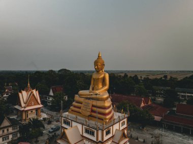 Nakhon Nayok, Mart 04, 2023. Wat Sunthon Phi Chi Ta Ram, güzel ve şaibeli tapınak büyük Buda imajına saygılarını sunuyor..