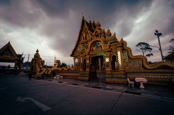 Chonburi 2023年3月12日王怀毅 佛教神殿 以其华丽的神龛 镀金的塑像和佛塔而深受功勋仪式的欢迎 — 图库照片