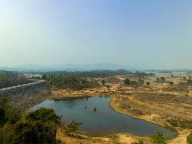 Uttaradit, Tayland 'da Chong Khao Khat Barajı' nın insansız hava aracı fotoğrafı..