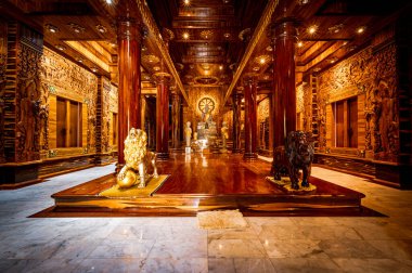 Chachoengsao, Tayland, 28 Temmuz 2023. Wat Nong Rua, Buda heykelinin yakın çekimi, sakin bir ifadeyle..