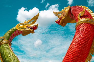 Chachoengsao, Tayland, Haziran 04, 2024, Wat Saman Rattanaram, iki devasa Naga yılanı çarpıcı bir güç ve mitoloji gösterisi ile karşı karşıya geldiler. Bu efsanevi yaratıkların canlı renkleri ve karmaşık ayrıntıları bir cazibe yaratıyor.