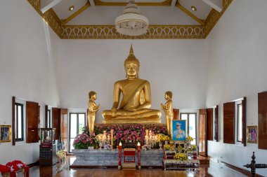 Chachoengsao, Tayland, Haziran 04, 2024, Wat Saman Rattanaram, tapınaktaki ünlü altın Buda heykelinin fotoğrafı. Heykel som altından yapılmıştır ve dünyanın en önemli Budist eserlerinden biri olarak kabul edilir..