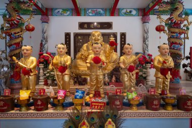 Chachoengsao, Tayland, Haziran 04, 2024, Wat Cheen Pracha Samosorn (Wat Leng Hok Yi), Altın heykelli renkli Çin Tapınağı. Canlı ve renkli bir Çin tapınağı. Sekiz Ölümsüz 'ü temsil eden bir grup altın heykel yer alıyor.