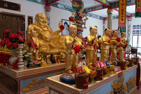Chachoengsao, Tayland, Haziran 04, 2024, Wat Cheen Pracha Samosorn (Wat Leng Hok Yi), Altın heykelli renkli Çin Tapınağı. Canlı ve renkli bir Çin tapınağı. Sekiz Ölümsüz 'ü temsil eden bir grup altın heykel yer alıyor.