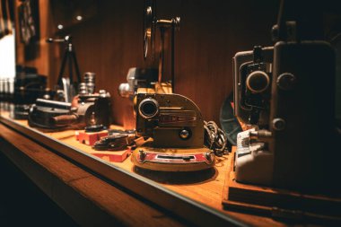 Bu ekran, rahat ve loş bir ortamda film teknolojisinin evrimini gösteren klasik film projektörleri ve kameralardan oluşan bir dizi sunar..