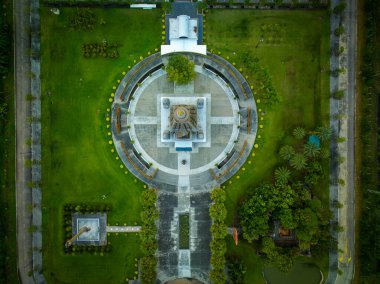 Gökyüzü perspektifi 2023 yılının sakin bir Ekim gününde bereketli bahçeler ve kaldırımlar tarafından çerçevelenen Phathum Thani, Tayland 'daki Wat Panyanantaram mimarisini gözler önüne seriyor..