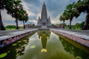 Ziyaretçiler Wat Panyanantaram 'ın büyüleyici mimarisine hayran kaldılar. Yeşilliklerin arasında görkemli bir şekilde duruyordu..