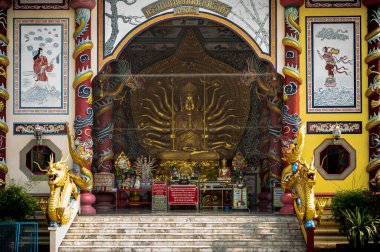 Wat Muang Tapınağı, Ang Thong 'da güneşli bir Mart gününde ziyaretçileri ruhsal önemini ve sanatsal dehasını keşfetmeye davet eden çarpıcı heykeller ve canlı renkler barındırıyor..