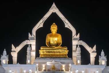 Altın Buda heykeli, Puttha Sathan Lopburi Sri Suvarnabhumi 'de akşam gökyüzünde çarpıcı mimari ile çevrili parlak ışığıyla ziyaretçileri cezbediyor..