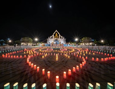 Katılımcılar, Puja festivalini Puttha Sathan Lopburi Sri Suvarnabhumi 'de kutluyorlar. Gece gökyüzünün altında göz kamaştırıcı renkli fenerler sergileniyor..