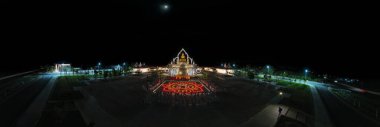 Ziyaretçiler, Nisan ayında Lopburi, Tayland 'daki Lopburi' de ay ışığında gerçekleşen canlı bir olayı kutlarken Puttha Sathan Lopburi Sri Suvarnabhumi 'de renkli süslemeler ve ışıklar etrafında toplandılar..