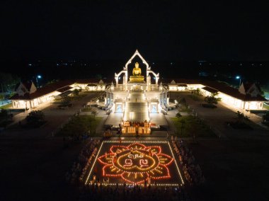 Nisan 'da, dindarlar Puttha Sathan Lopburi Sri Suvarnabhumi' de toplanarak, önemli bir festivali kutlamak için mum ve ışıklarla aydınlatılarak, yerde canlı desenler oluşturdular..