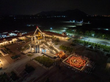 Bir gece etkinliği sırasında Puttha Sathan Lopburi Sri Suvarnabhumi 'de toplanan ziyaretçiler, yerel kültür ve geleneği kutlayan etkileyici mimari ve karmaşık ışık gösterilerini takdir ediyorlar..