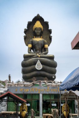 Ziyaretçiler, Tayland 'ın Lopburi kentindeki Wat Tamtako' da yükselen Buda heykeline hayran kalarak Nisan ayında karmaşık tasarımlar ve barışçıl bir atmosfer sergilediler..