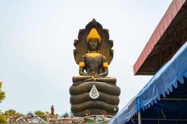 Lopburi, Tayland 'da Wat Tamtako' da bir Buda heykeli sergilenmektedir. Nisan ayındaki sakin atmosfer ziyaretçileri bu kutsal yerin karmaşık ayrıntılarını düşünmeye ve hayran olmaya davet ediyor..