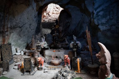 Lopburi 'deki Wat Tamtako, Nisan' da heykel, mum ve tütsü ile süslenmiş büyüleyici mağara benzeri bir muhafaza ortaya çıkarır..