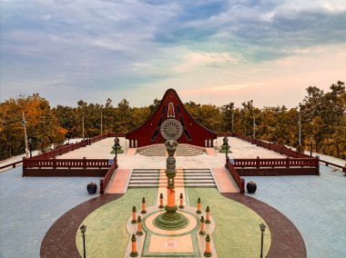 Ziyaretçiler, Thailand Lopburi 'deki Wat Pa Thammawisut Mongkhon' un eşsiz mimarisi ve huzurlu bahçelerine hayranlık duyuyor..