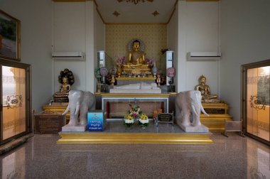 Wat Khiriwong 'un içinde ziyaretçiler, Kasım ayında Nakhon Sawan' daki Tayland tapınağının sakin atmosferini vurgulayan güzel Buda heykellerine ve zarif fil heykellerine hayran kalıyorlar..