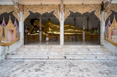 Ziyaretçiler, Kasım şenliklerinde Wat Chong Khae, Nakhon Sawan 'daki altın uzanan Buda' ya hayran kalarak, tapınağın mimarisi ve dingin atmosferinin karmaşık ayrıntılarını gözler önüne serdiler..