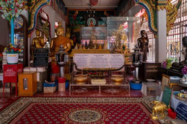 Tayland, Nonthaburi 'deki Wat Samon Kot' un içinde, ziyaretçiler süslü dekorasyonlar, altın Buda heykelleri ve geleneksel adaklar görebilir, Mart ayı boyunca sakin bir atmosferde hazırlanırlar..