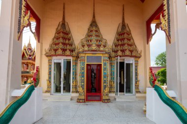 Geleneksel Tayland tarzını sergileyen Wat Samon Kot 'taki canlı ve karmaşık tasarlanmış yapılar, ziyaretçileri Nutaburi' deki manevi ve kültürel önemini keşfetmeye davet ediyor..