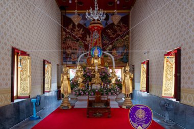 Nonthaburi 'deki Wat Chimphli Sutthawat, Mart ayında ziyaretçiler ve ibadet edenler için barışçıl bir ortam yaratarak büyüleyici altın heykeller ve karmaşık dekorasyonlar sunuyor..