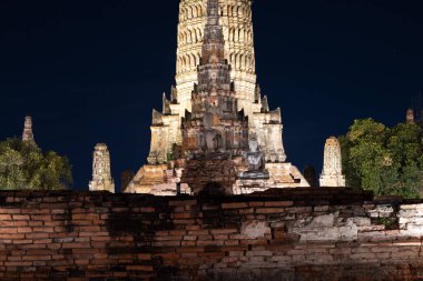 Geceleri, Wat Chaiwatthanaram 'ın çarpıcı mimarisi Phra Nakhon Si Ayutthaya, Tayland' da aydınlanarak, karmaşık tasarımı ve tarihsel önemini vurguluyor..