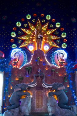 Wat Klang Khlong Watthana Ram 'ın Phra Nakhon Si Ayutthaya' daki büyüleyici dekorasyonlarını ve karmaşık tasarımlarını inceleyen Ayutthaya, ışık ve heykellerle dolu büyüleyici bir atmosferi ortaya çıkarıyor..