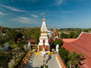 Ziyaretçiler, yemyeşil ve geleneksel yapılarla çevrili açık bir Aralık gününde Phra Nakhon Si Ayutthaya 'daki Wat Na Tang Nok' un karmaşık ayrıntılarına hayran kaldılar..