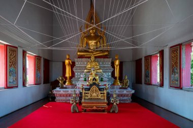 Wat Na Tang Nok 'un içinde, altın Buda heykelleri ve yumuşak kırmızı halı, Aralık ayında Phra Nakhon Si Ayutthaya' da huzur ve sükuneti davet eder..