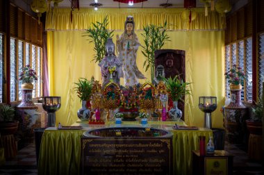 Singburi, Tayland 'da, Wat Phra Non Chak Si Worawihan tapınağını süsleyen özenle hazırlanmış dekorasyon ve canlı adaklar, Mart ayında huzurlu bir atmosfer yaratıyor..