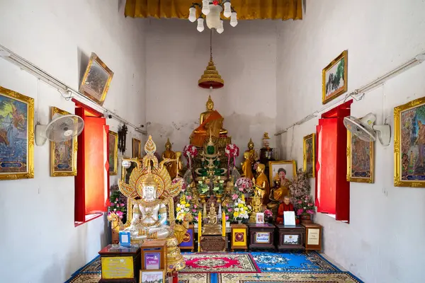 Wat Chimphli Sutthawat 'ın içinde, Mart ayı boyunca Tayland, Nonthaburi' de sakin bir atmosfer içinde iç mimari heykeller, adaklar ve canlı dekorasyonlar sergilenir..
